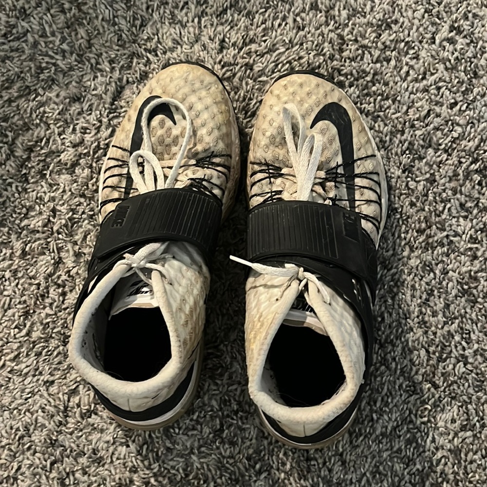 Nike Zoom Basketball shoes used/worn but Velcro for the laces! Black and white!